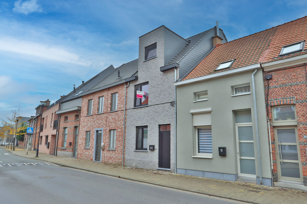 Lichtrijke rijwoning nabij centrum Beveren! - Photo 1