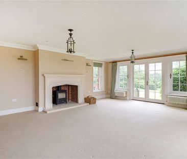 An immaculate six bedroom house with swimming pool at the heart of ... - Photo 2