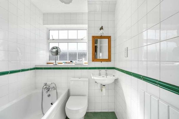 Shaftesbury Crescent, Staines-upon-thames, TW18 - Photo 1