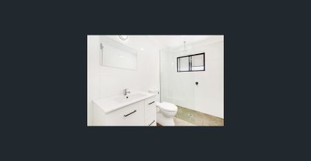 Enormous, top floor, 2 bedroom recently painted apartment - Photo 5