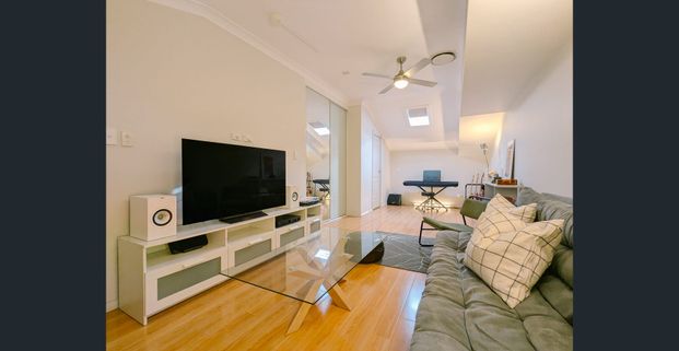 Stylish 3 bedroom townhouse comfort, convenience, and community living - Photo 1