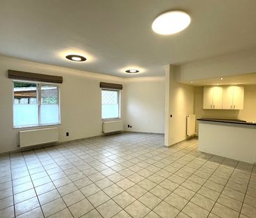 Gerenoveerd, instapklaar gelijkvloers appartement met 2 slaapkamers... - Photo 2