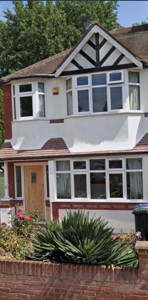 4 Bed Detached House, Hanger Lane Station, W5 - Photo 2