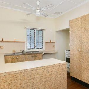 Ideal Location - Prime Position - High Set Queenslander - Photo 2