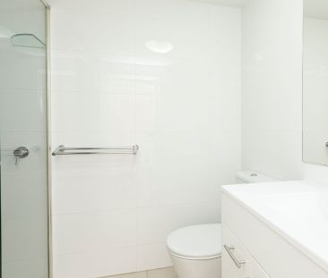 Spacious Light Filled 1 Bedroom Unit - Photo 4