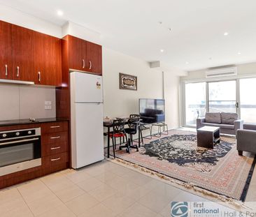 Modern 2-Bedroom Apartment with Secure Parking - Photo 2