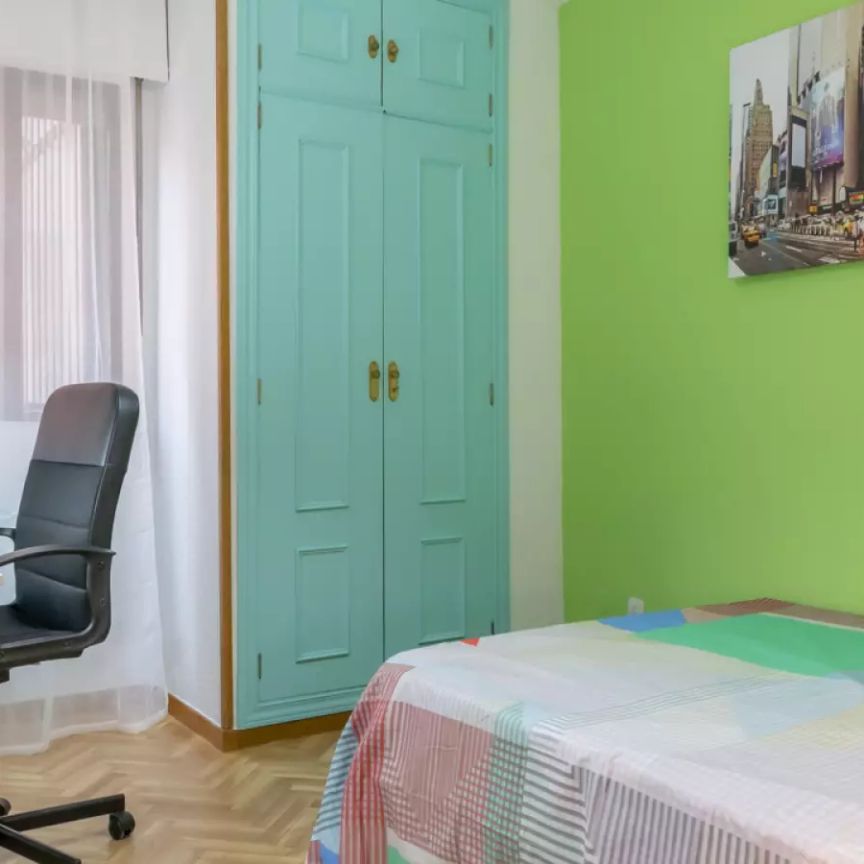 Room in a shared 5-bedroom apartment for rent in Alcalá de Henares, perfect for professionals and students. - Foto 1