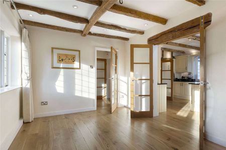 Offered in immaculate condition with space and character in abundance, an outstanding 5 bedroom barn conversion on a half acre plot in the heart of the beautiful village of Gomshall - Photo 2