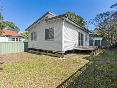 Modern 2-Bedroom Granny Flat with Fully Fenced Yard! - Photo 4