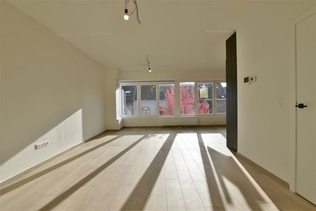 Prachtig dakappartement met terras, gelegen in het hartje van Sint-Gillis-Dendermonde. - Photo 5