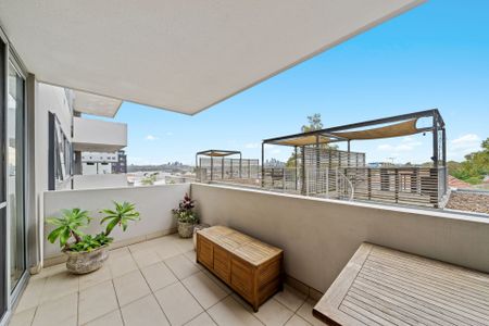 Conveniently Located in Prime Position with City & Harbour Views! - Photo 4