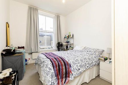 Spacious 3 bedroom property located in Highbury close to Arsenal Station - Photo 3