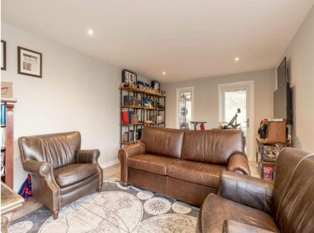 4 bedroom detached house to rent - Photo 5