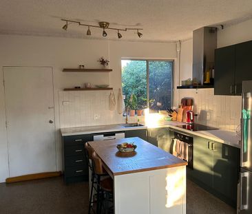 Renovated two bedroom air conditioned unit In central location - Photo 5