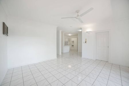 Spacious ground floor unit close to CBD - Photo 3