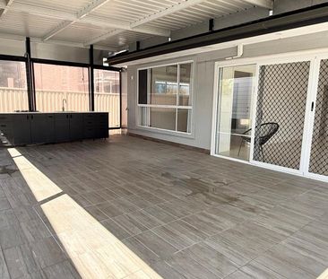 Spacious 5 Bedroom Family Home - Photo 4