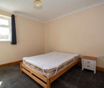 Student house on Redhill drive - Photo 5