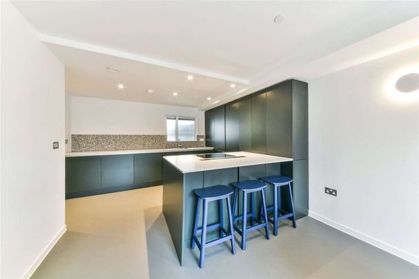 Brand new 3 double bedroom, 2 bathroom split level apartment to rent in this highly anticipated renovated development. - Photo 1