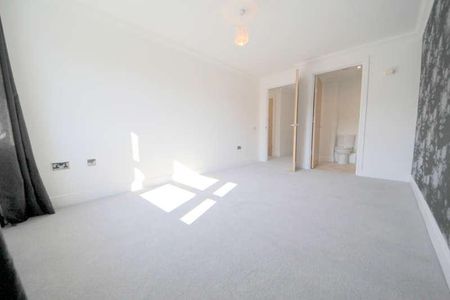 Green Lanes, Winchmore Hill, N21 - Photo 3