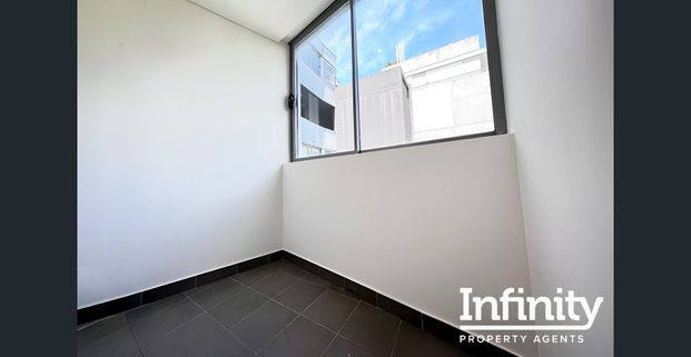 DESIGNER DUAL LEVEL ONE BEDROOM + STUDY APARTMENT IN ROSEBERY - Photo 1