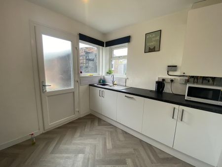 1 bedroom in a house share to rent - Photo 2