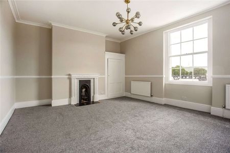 An impressive Townhouse overlooking Pittville Park. - Photo 2