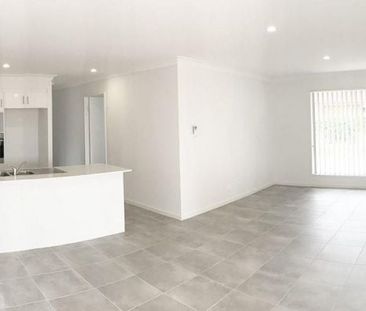 Great Lowset Modern Home - Photo 4