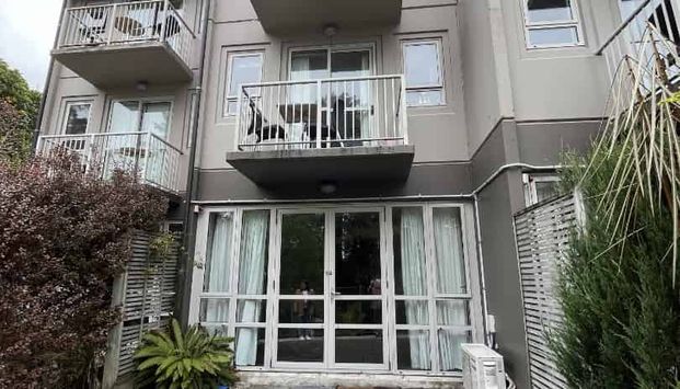 One bedroom with own ensuite - Photo 1