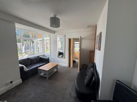 1 bedroom in a house share to rent - Photo 2