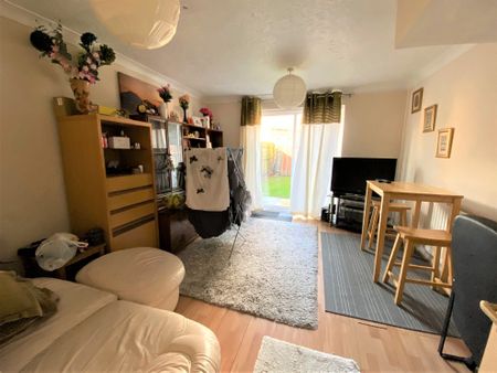 £1,275 PCM, Two Bedroom House with Off-Road Parking and Enclosed Garden in Waterhouse Drive, Grangetown, Cardiff, CF11 8AY - Photo 4