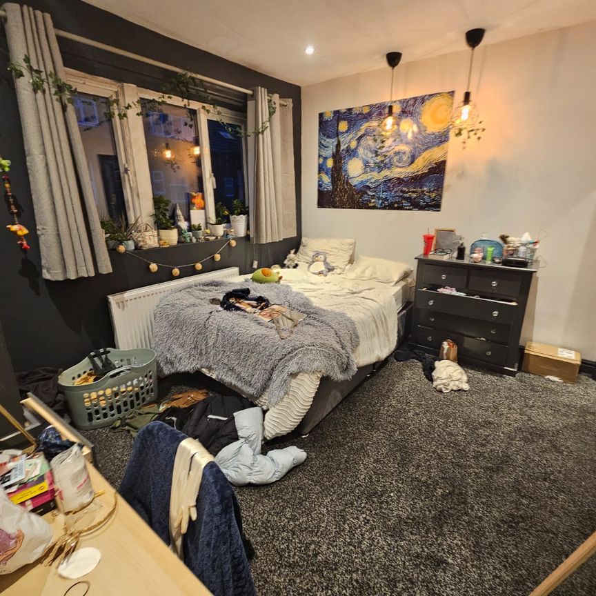 6 Bed - 24 Ashville Grove, Hyde Park, Leeds - LS6 1LY - Student - Photo 1