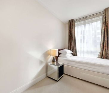 A three bedroom apartment on the second floor of a purpose built block in St Johns Wood - Photo 1