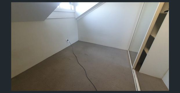 Private room in townhouse for lease! $230 per week includes utilities - Photo 1