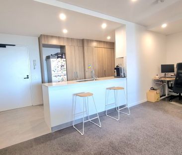 Modern 1 Bedroom + Study Nook Apartment with Bay Views $585/week - Photo 5