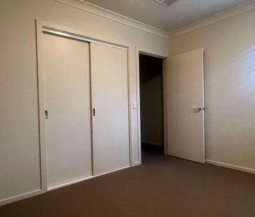 Beautiful 3 Bedrooms and 2 bathrooms townhouse - Photo 4