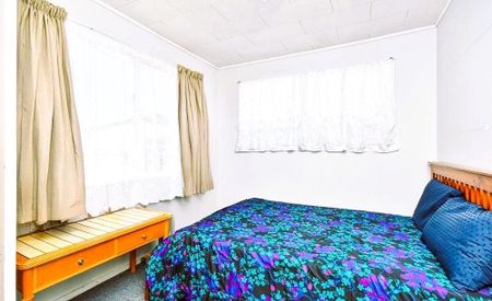 Charming 3BR Home with Garden in Mangere - Photo 3