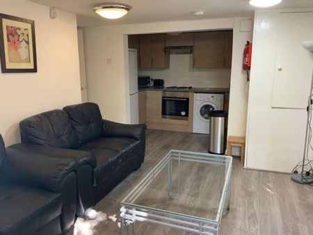 3 bedroom flat to rent - Photo 3
