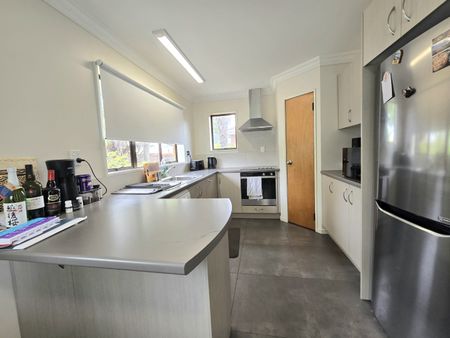 Spacious 2-Bedroom Home in Central Tauranga - Available on/after 24th December - Tauranga Central - Photo 5