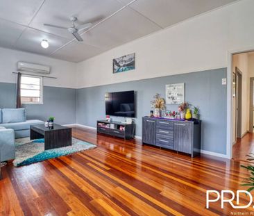 Modern 4 Bedroom Home - Photo 2