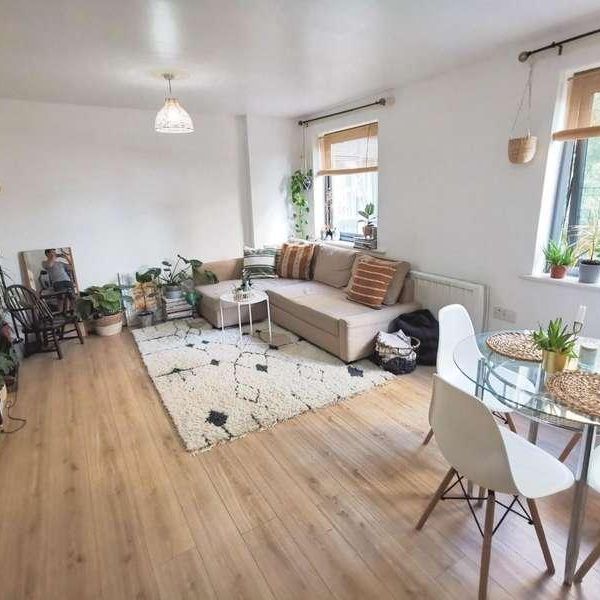 Ebbett Court, Victoria Road, London, W3 - Photo 1