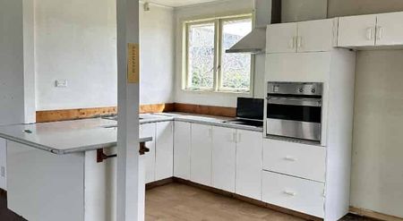 Charming 3-Bedroom Family Home for Rent in Paeroa - Photo 2