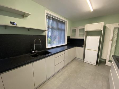 4 bedroom semi-detached house to rent - Photo 5