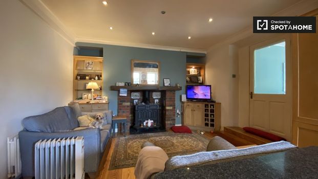 Room for rent in 5-bedroom house in Dublin - Photo 1