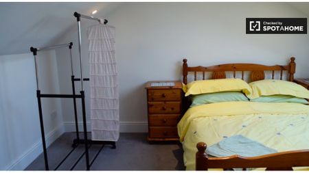 Cute room to rent in 4-bedroom house in Terenure, Dublin - Photo 3