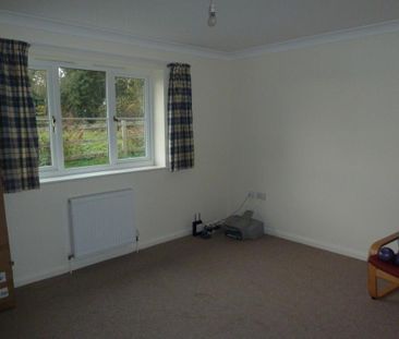 4 bedroom semi-detached bungalow to rent - Photo 4
