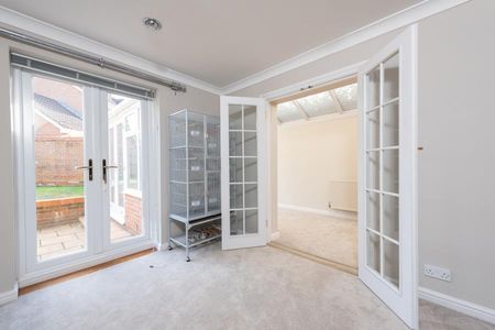 Curtis Close, Camberley - 4 bedrooms Property for lettings - Seymours - Photo 2