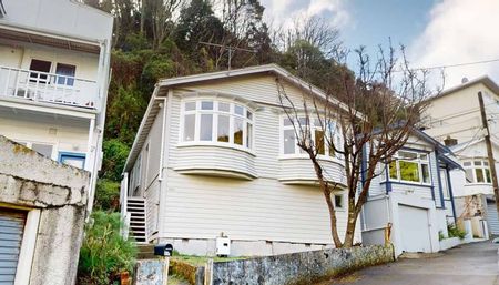 CENTRALLY LOCATED 4 BEDROOM HOME - Photo 2