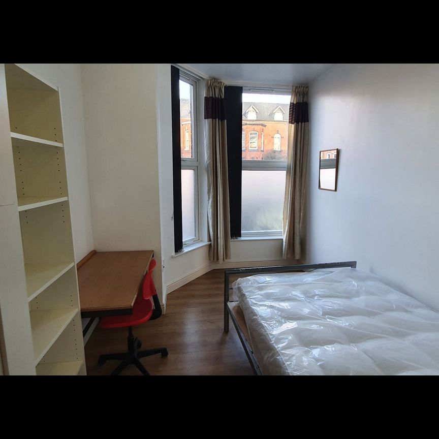 Room in a Shared Flat, Upper Brook Street, M13 - Photo 1