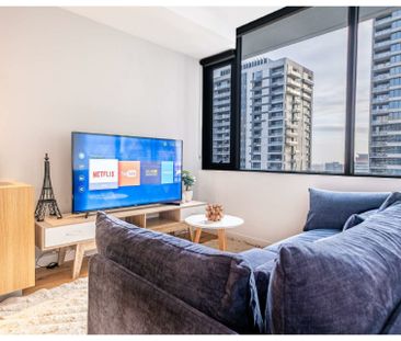 Large 2 Bedroom Apartment with Fantastic View! - Photo 1