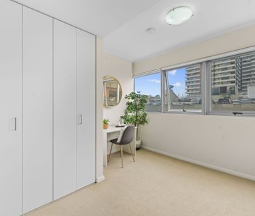 MODERN & SPACIOUS APARTMENT IN THE HEART OF BURWOOD - Photo 4